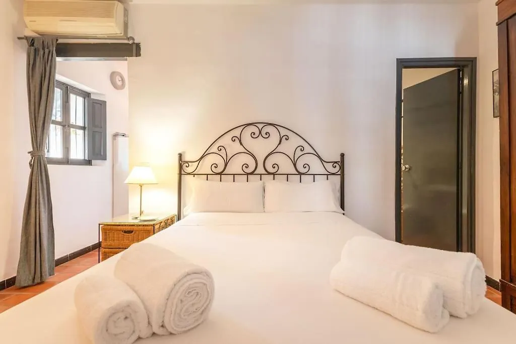 Corral Central Oasis Seville 0*,